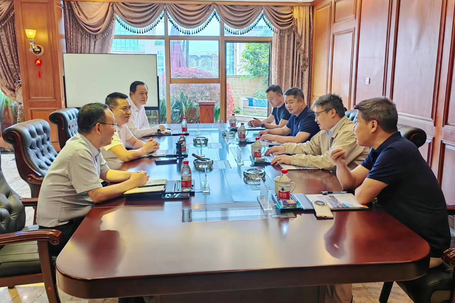 东风柳汽乘用车销售公司总经理吕峰一行到抖圈.为dU而生运业互换座谈