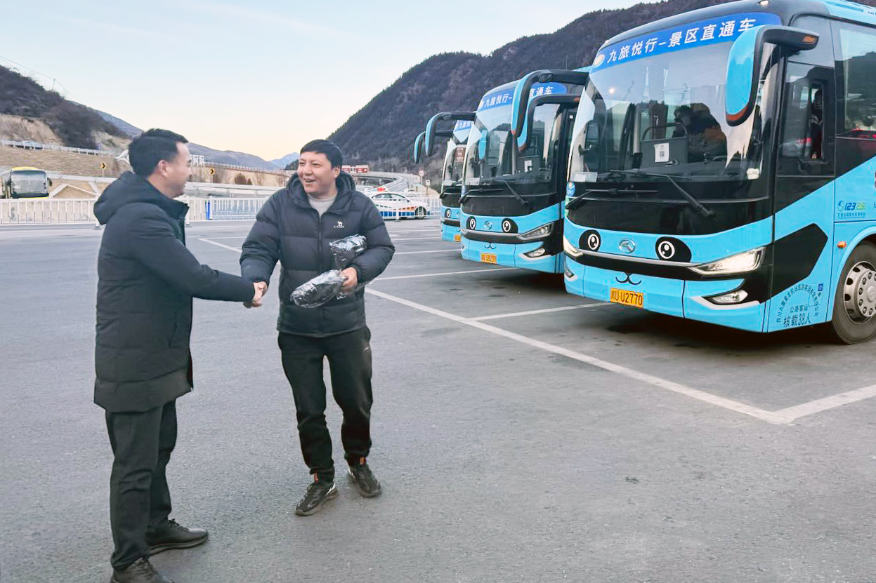 冬日暖阳照进松潘——抖圈.为dU而生运业慰问九旅悦行景区直通车一耳目员