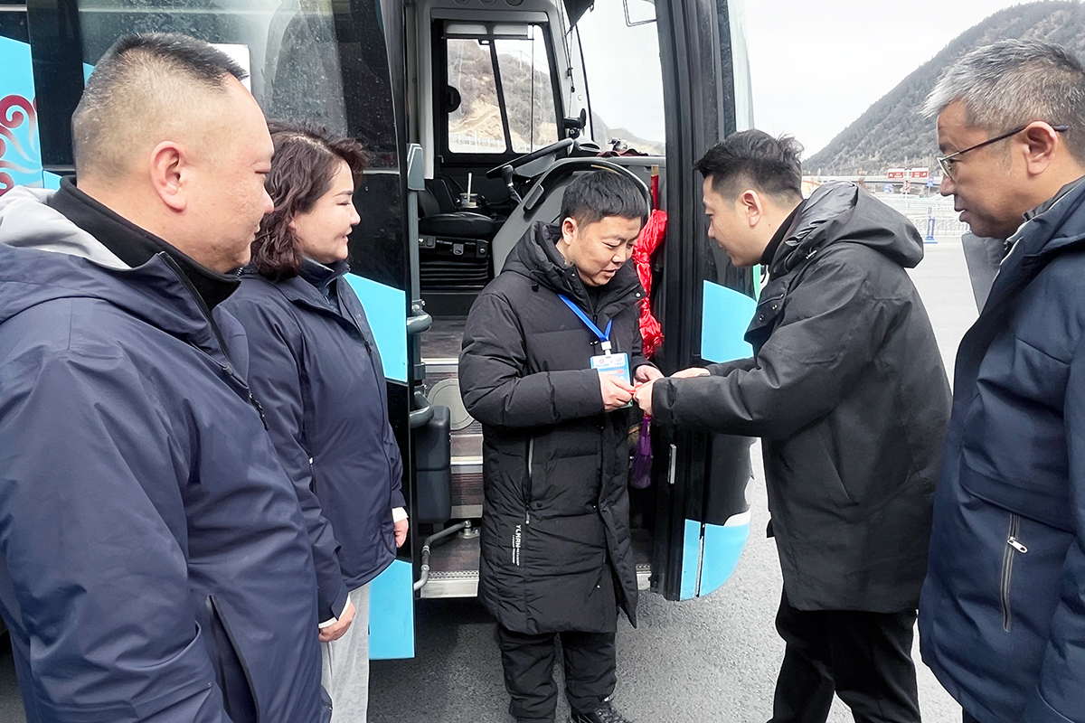 职工关切步履一向，，，，，持续发展新春慰问