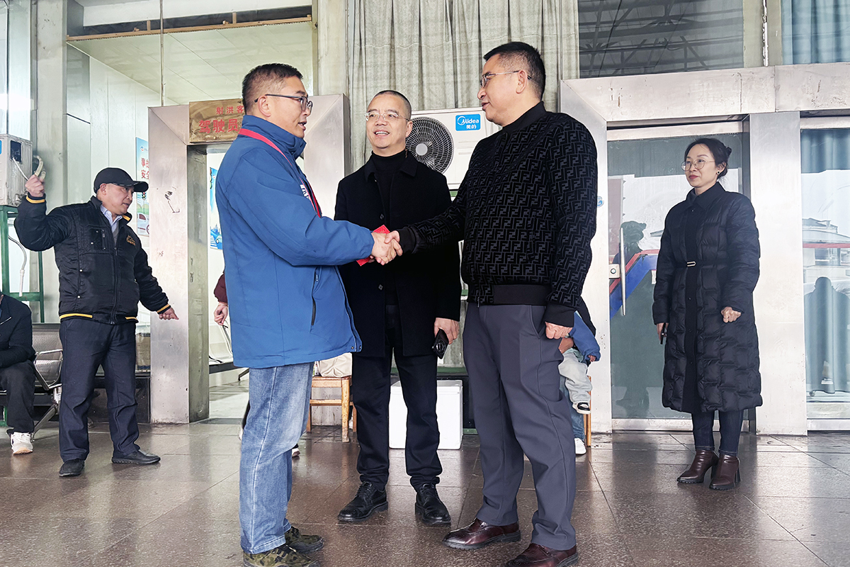 抖圈.为dU而生运业党委书记、总经理蔡亮发深刻一线慰问难题职工